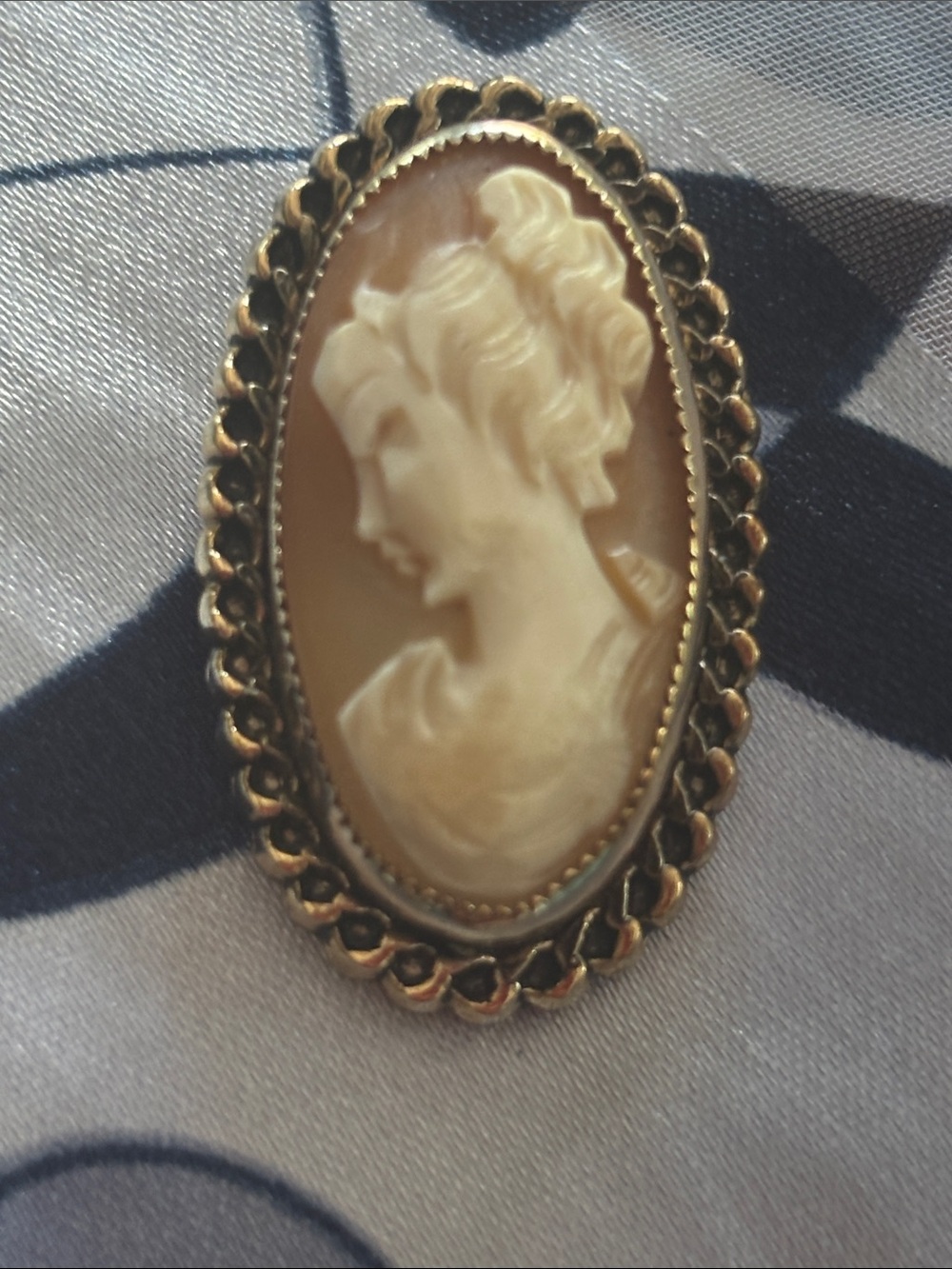 Vintage carved oval cameo brooch pin